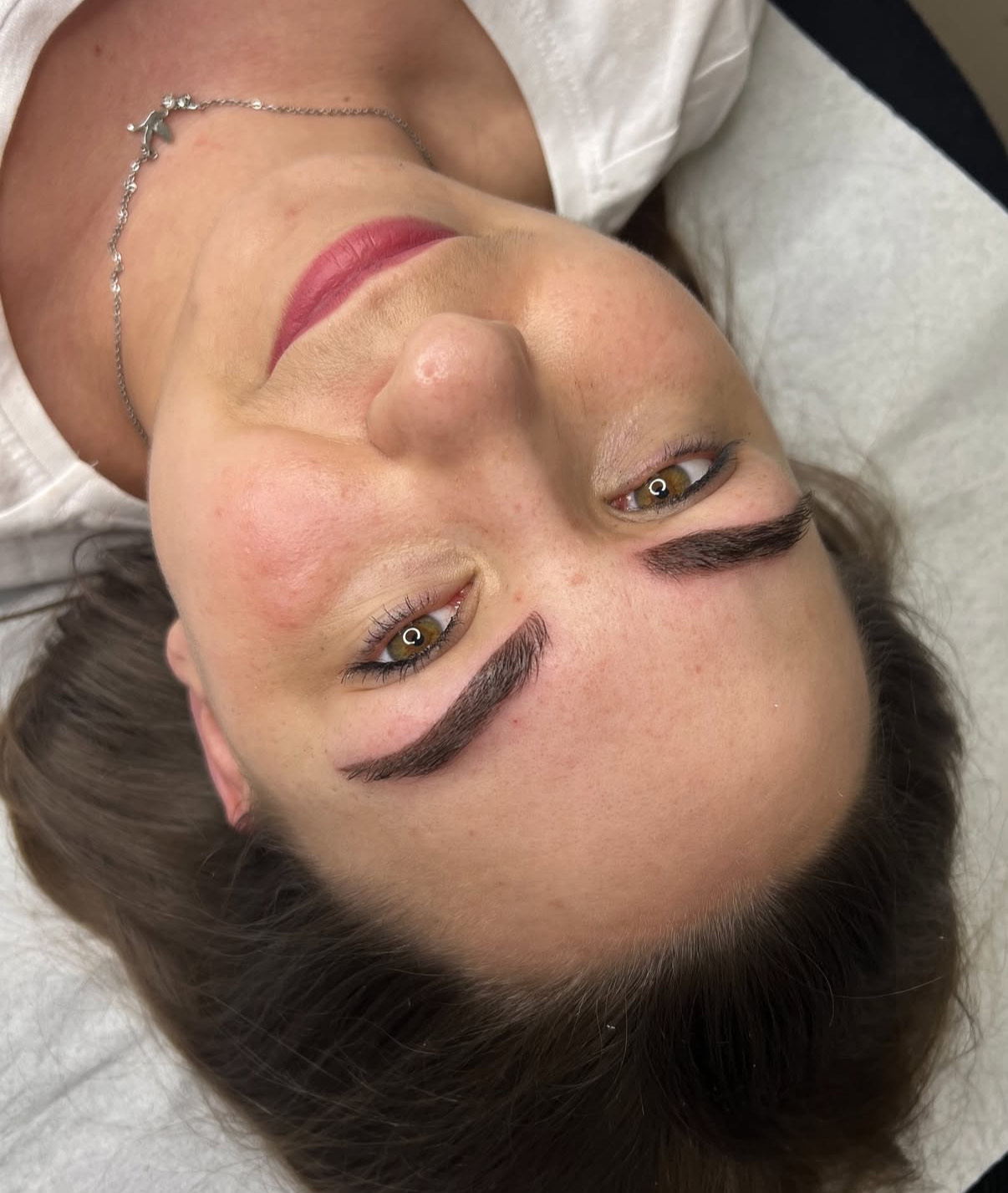 Klientka po zabiegu makijażu permanentnego