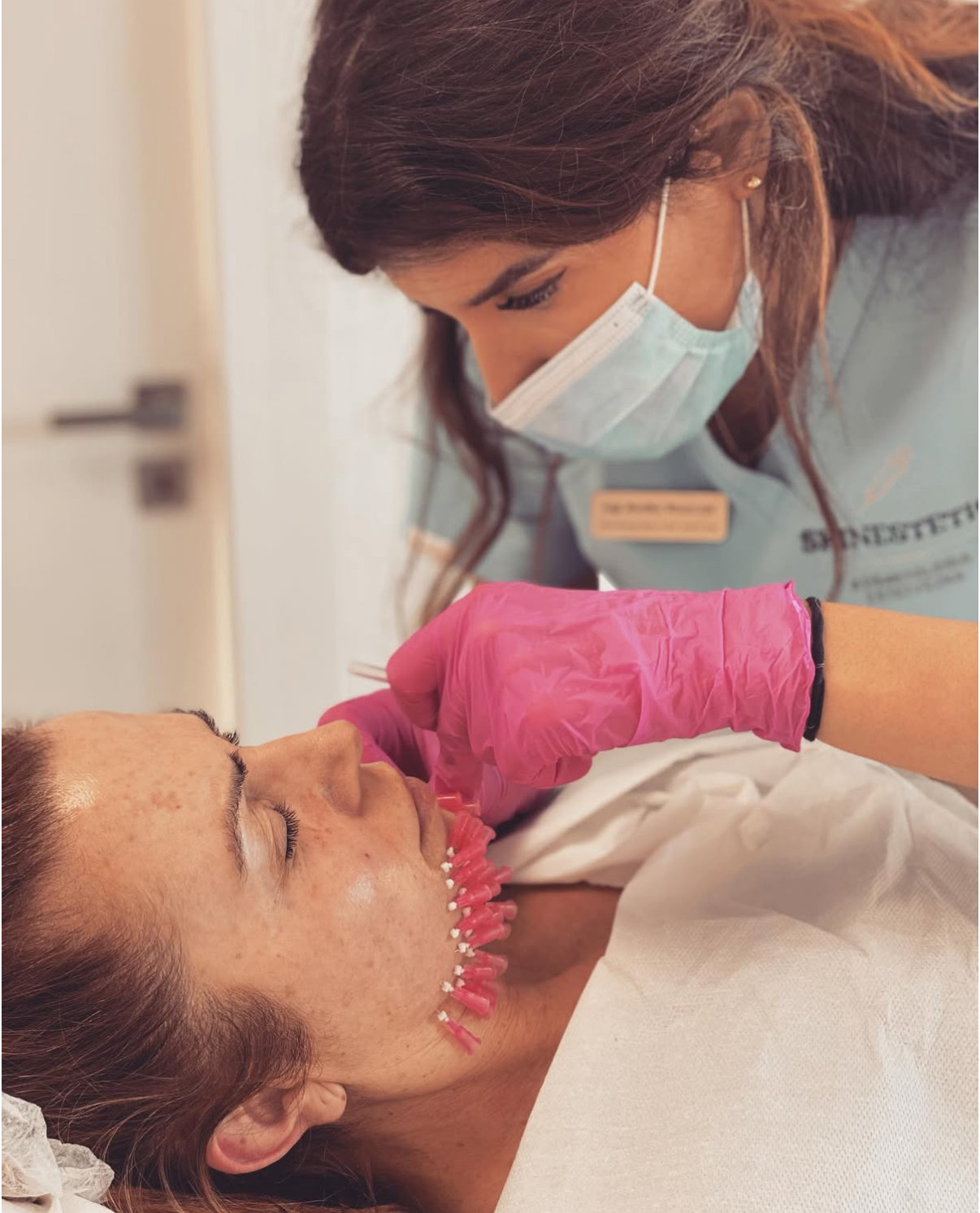 Kosmetolog wykonujący zabieg