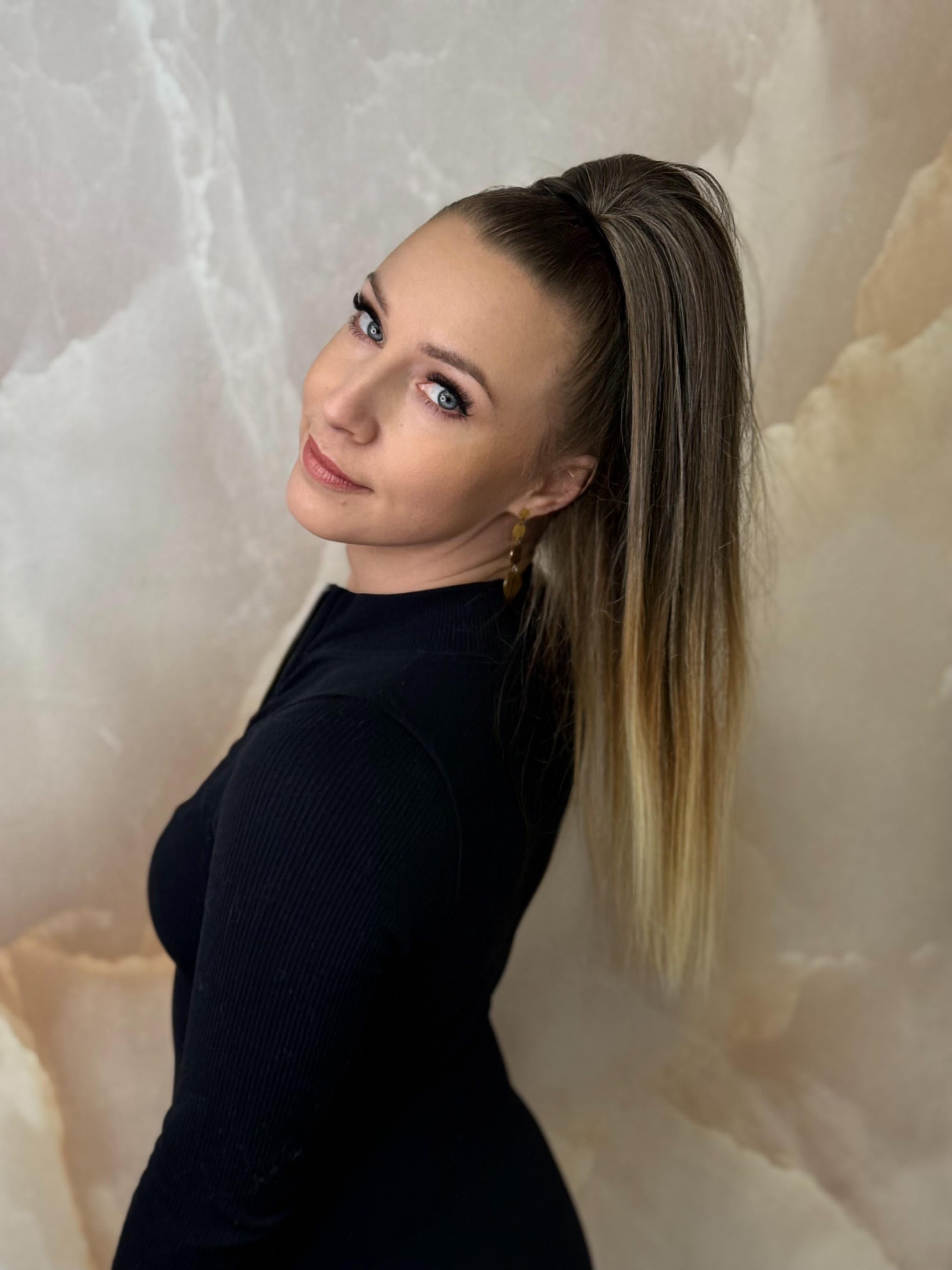 Kucyk Prosty Krótki ombre ciemny blond