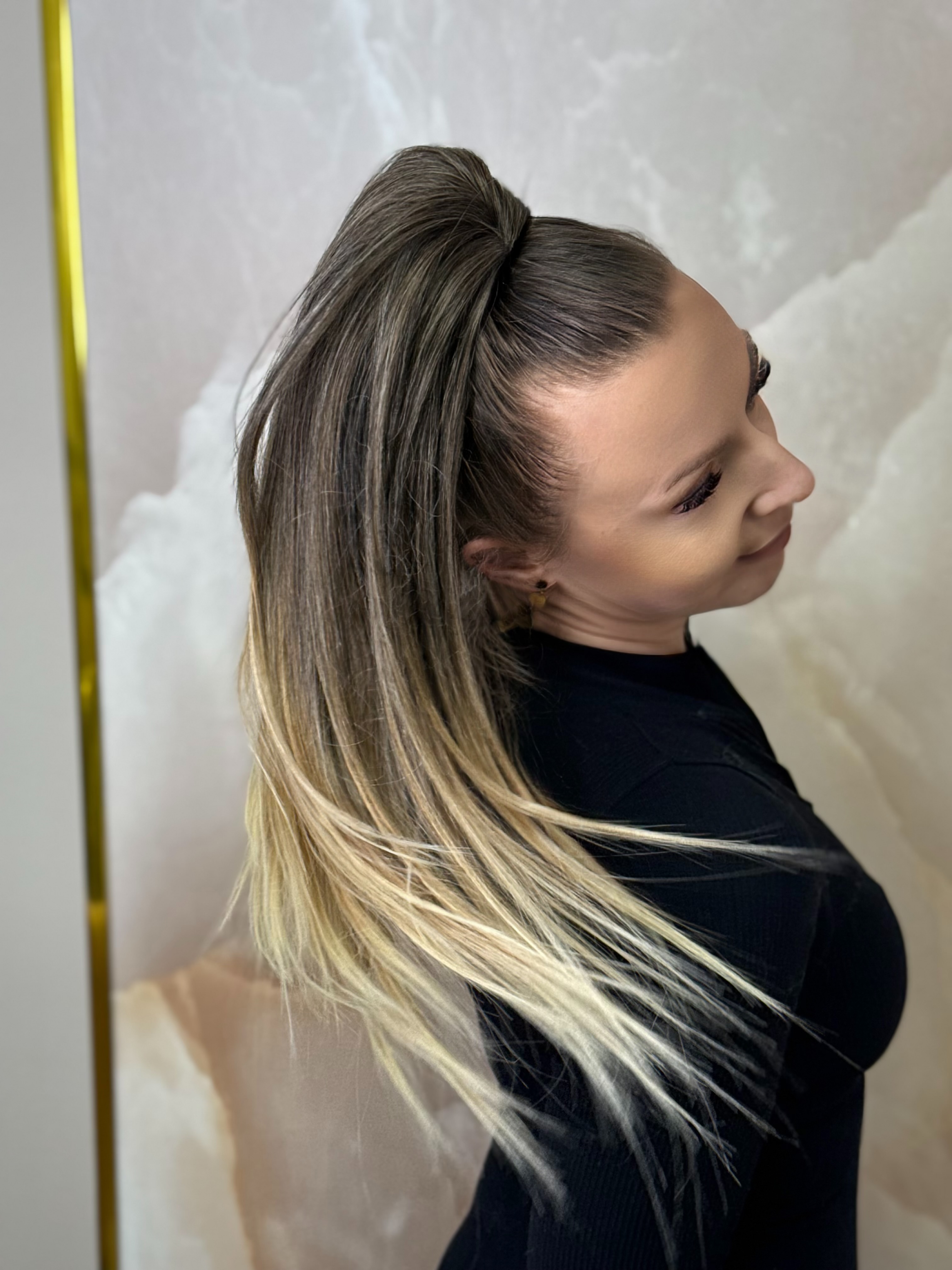 Kucyk Prosty Krótki ombre ciemny blond