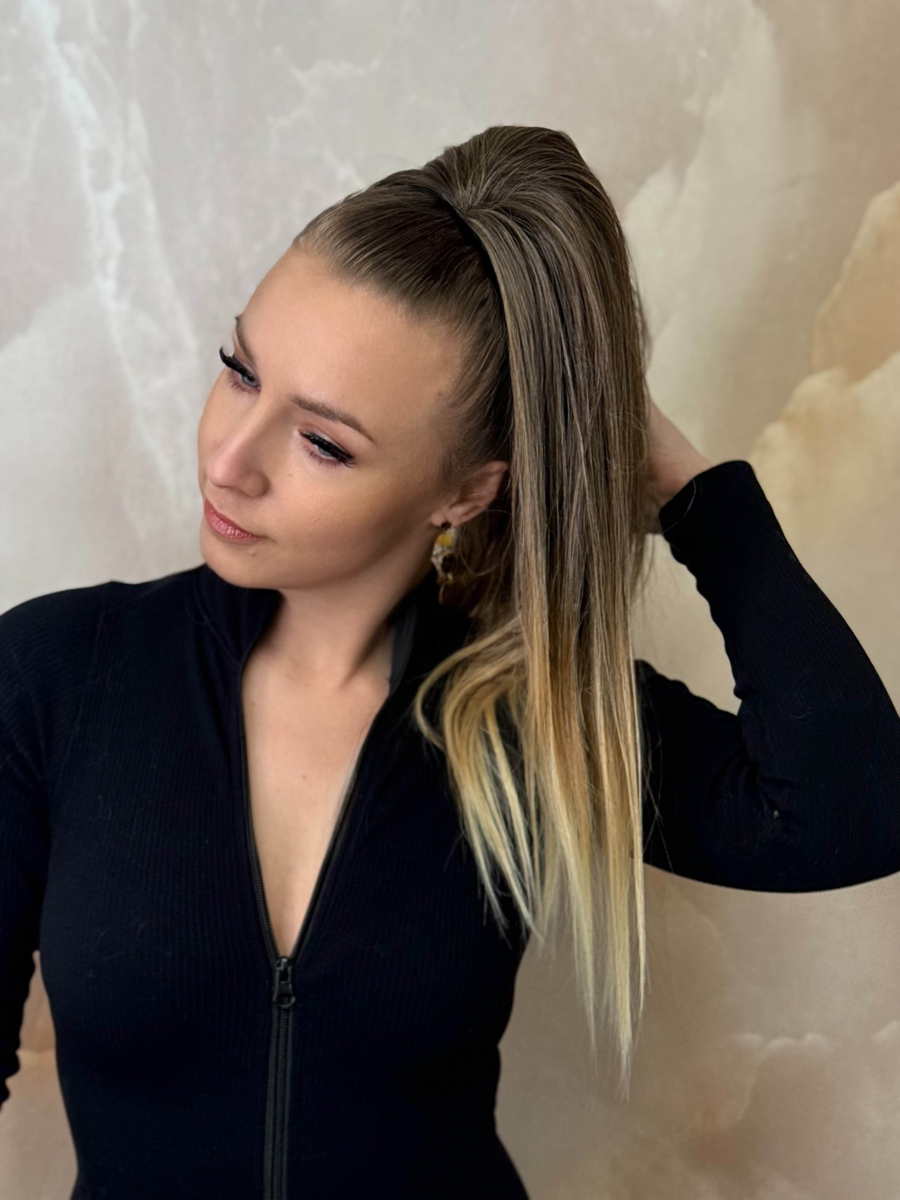 Kucyk Prosty Krótki ombre ciemny blond