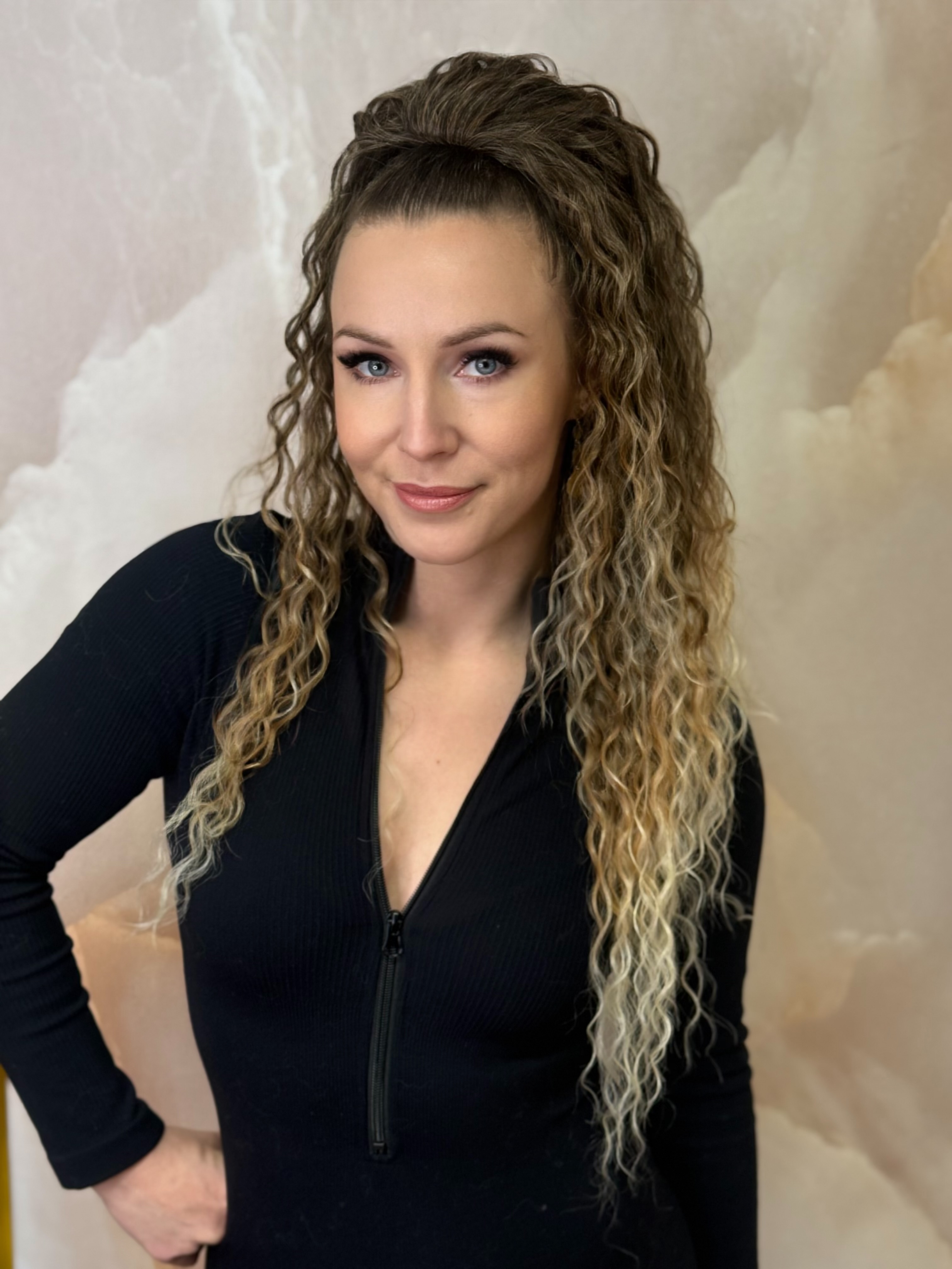 Kucyk Water Wave Długi Ombre ciemny blond