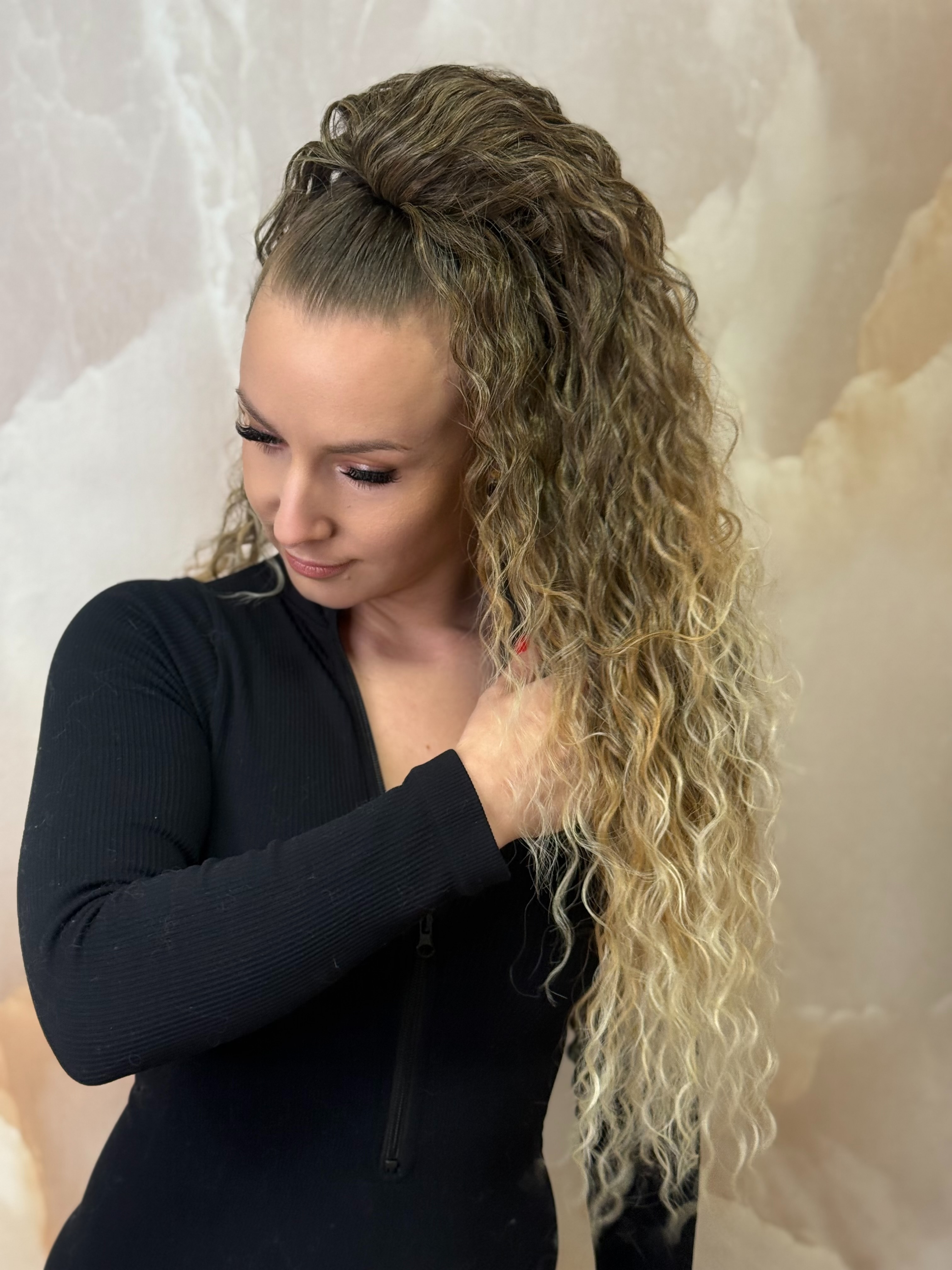 Kucyk Water Wave Długi Ombre ciemny blond