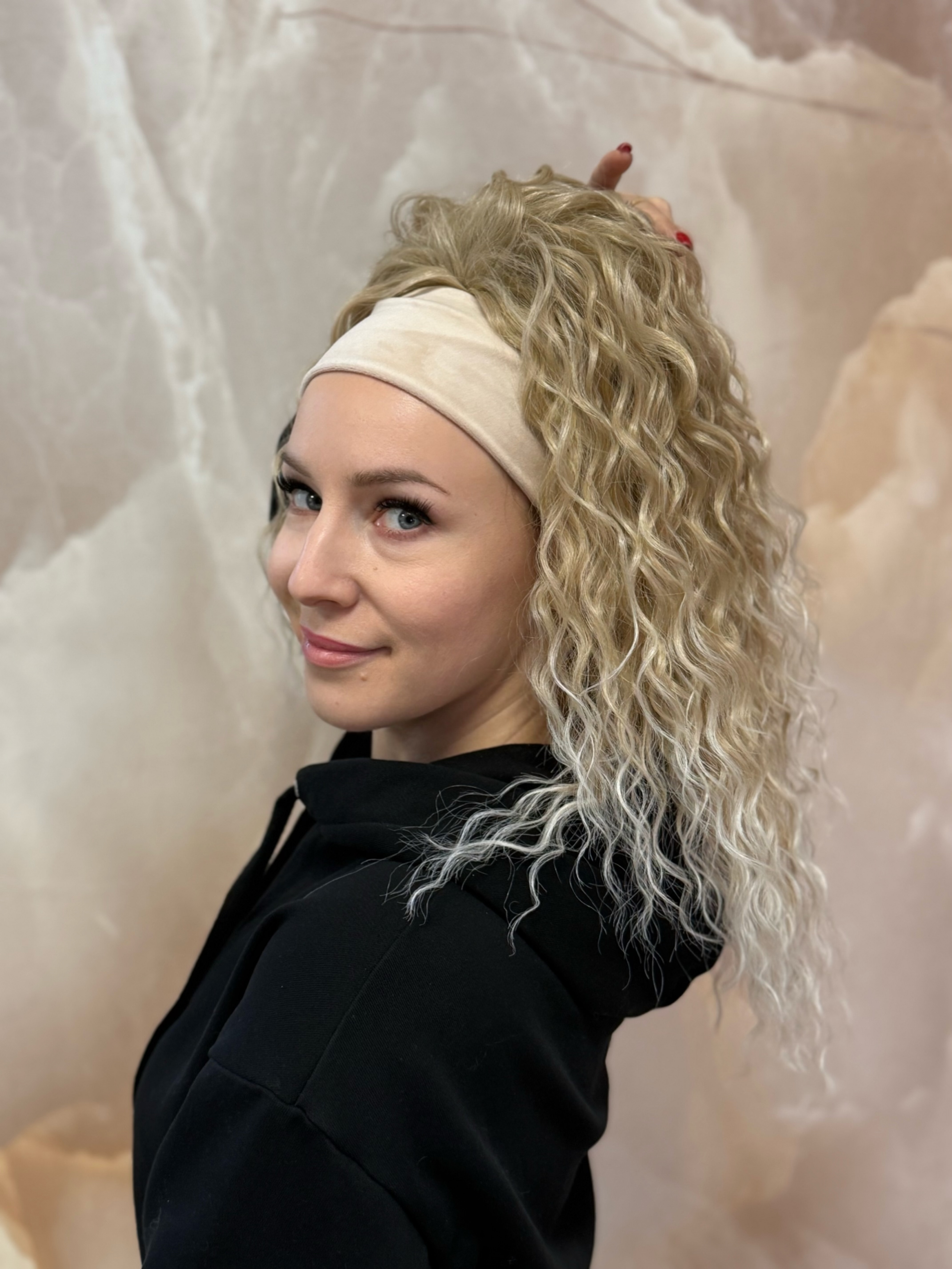 Kucyk Water Wave Krótki Jasny Blond