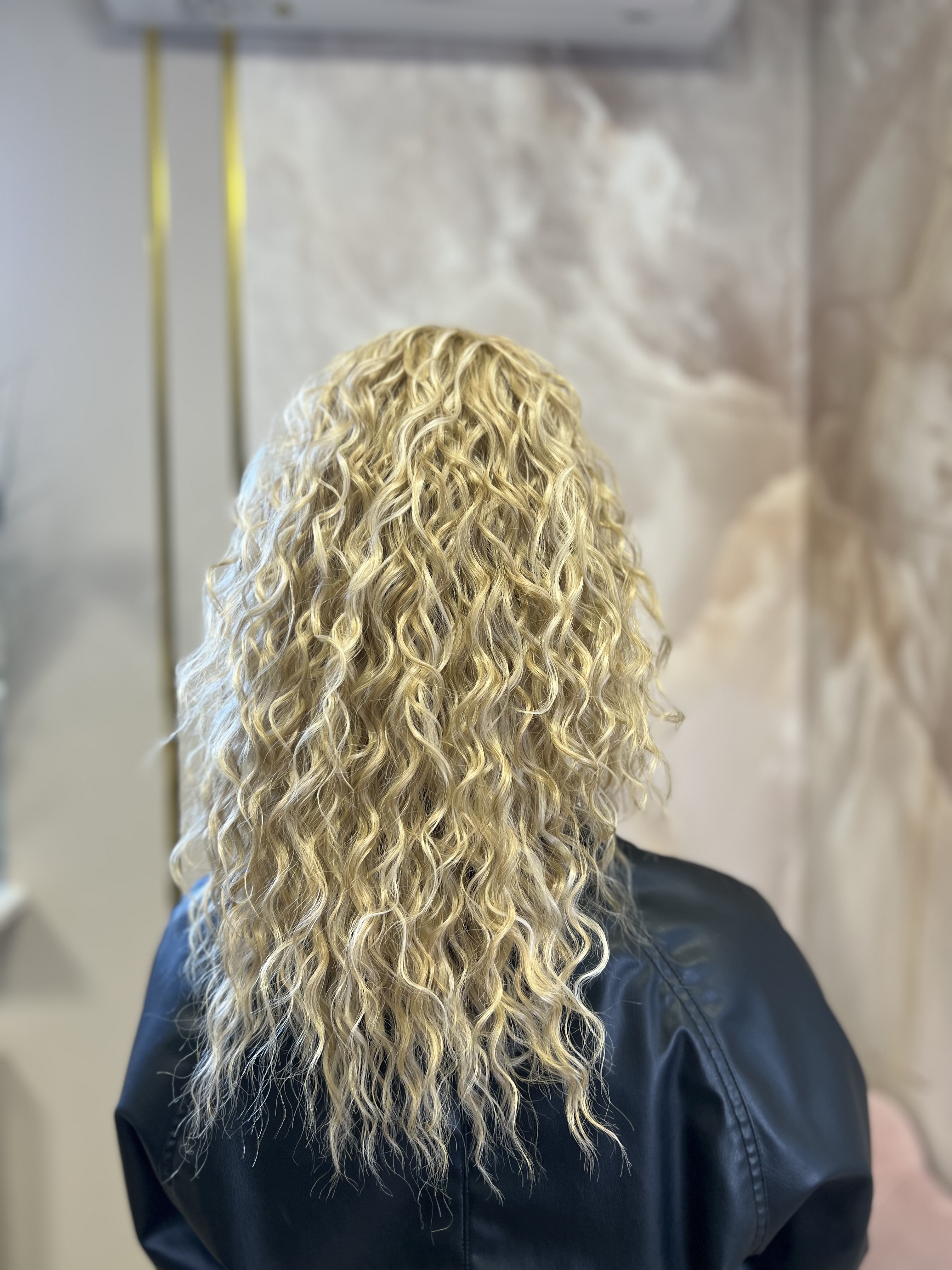 Kucyk Water Wave Krótki Beżowy Blond