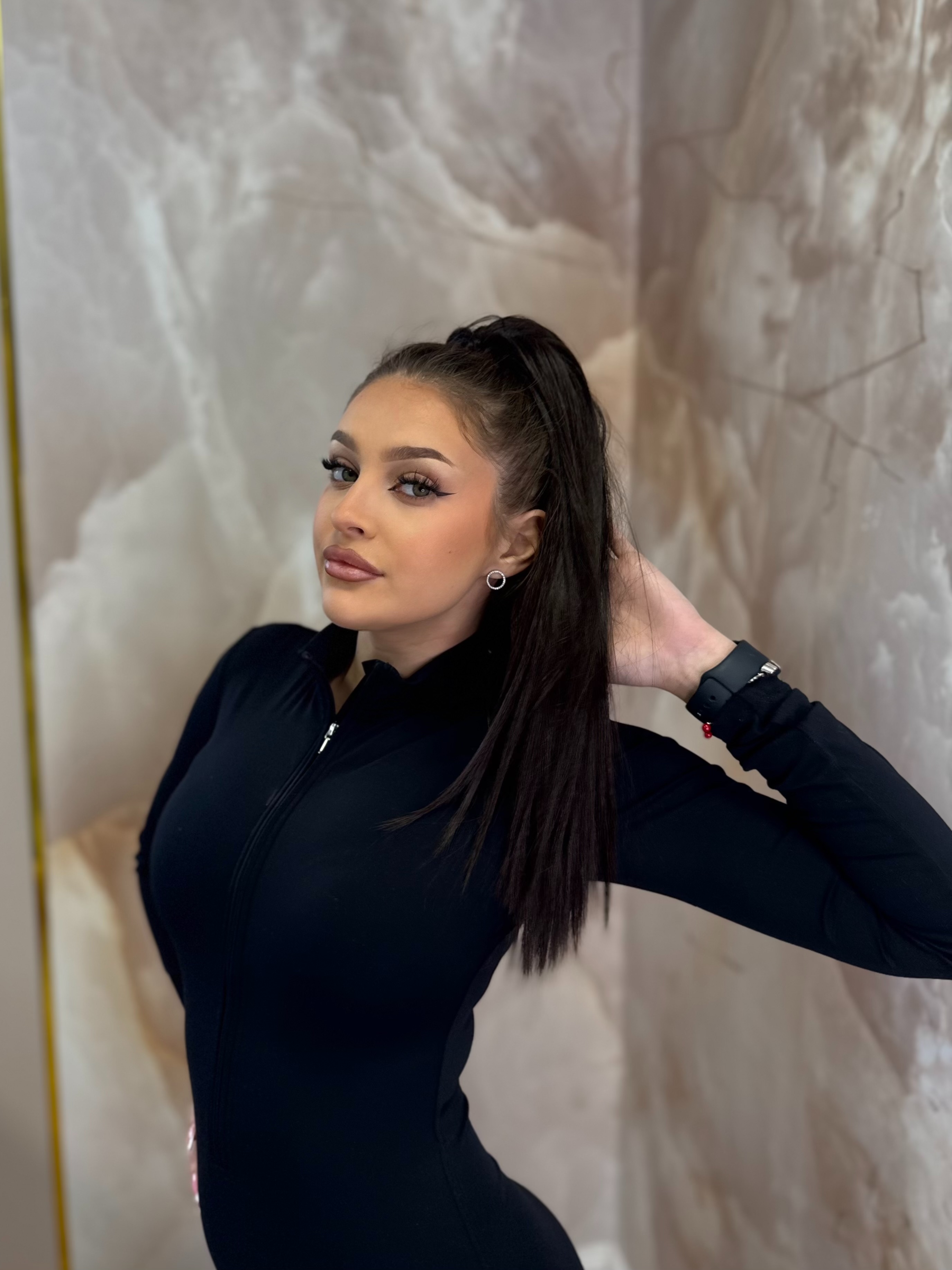 Kucyk Prosty Krótki Ciemny Brąz