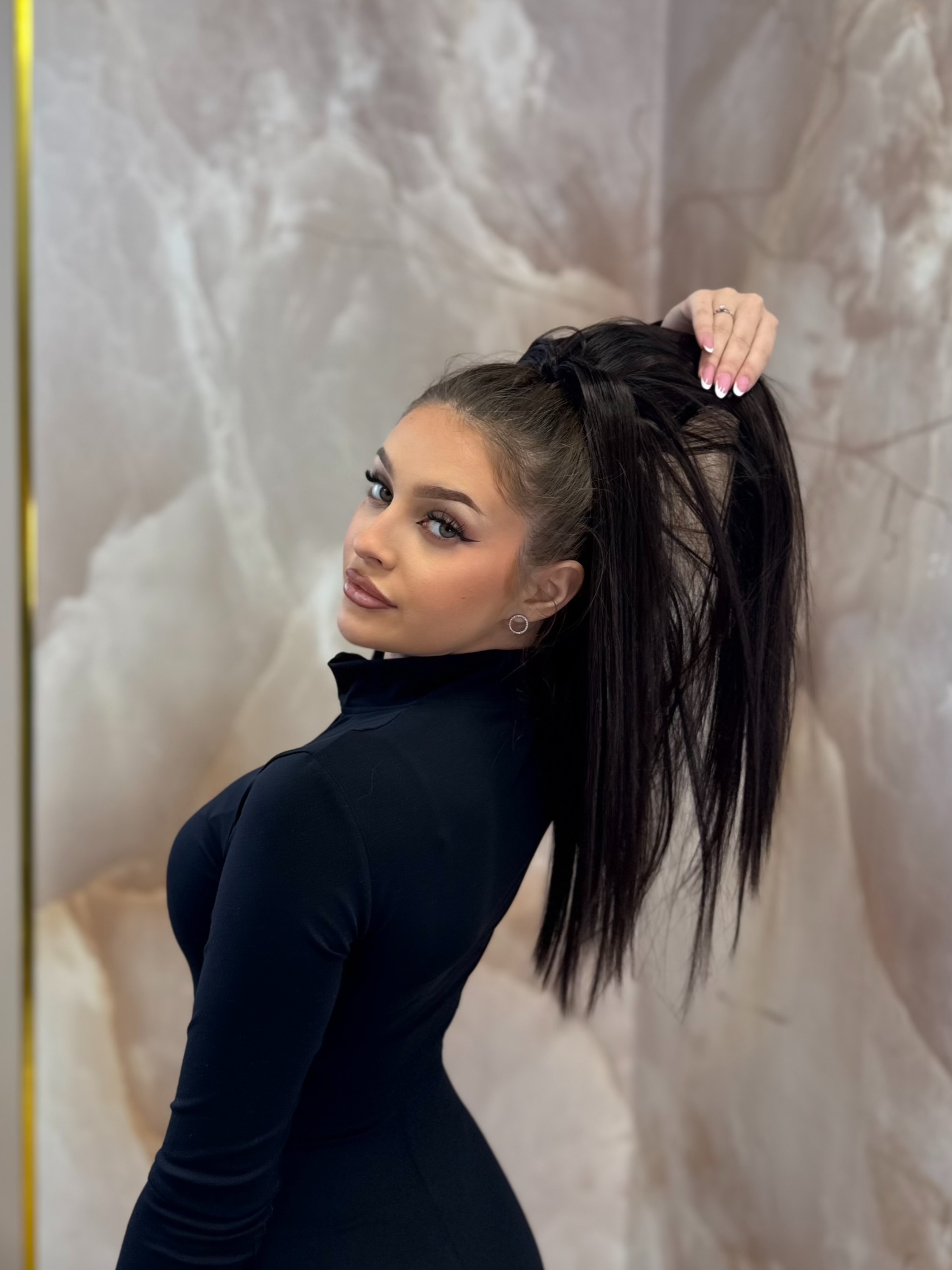 Kucyk Prosty Krótki Ciemny Brąz