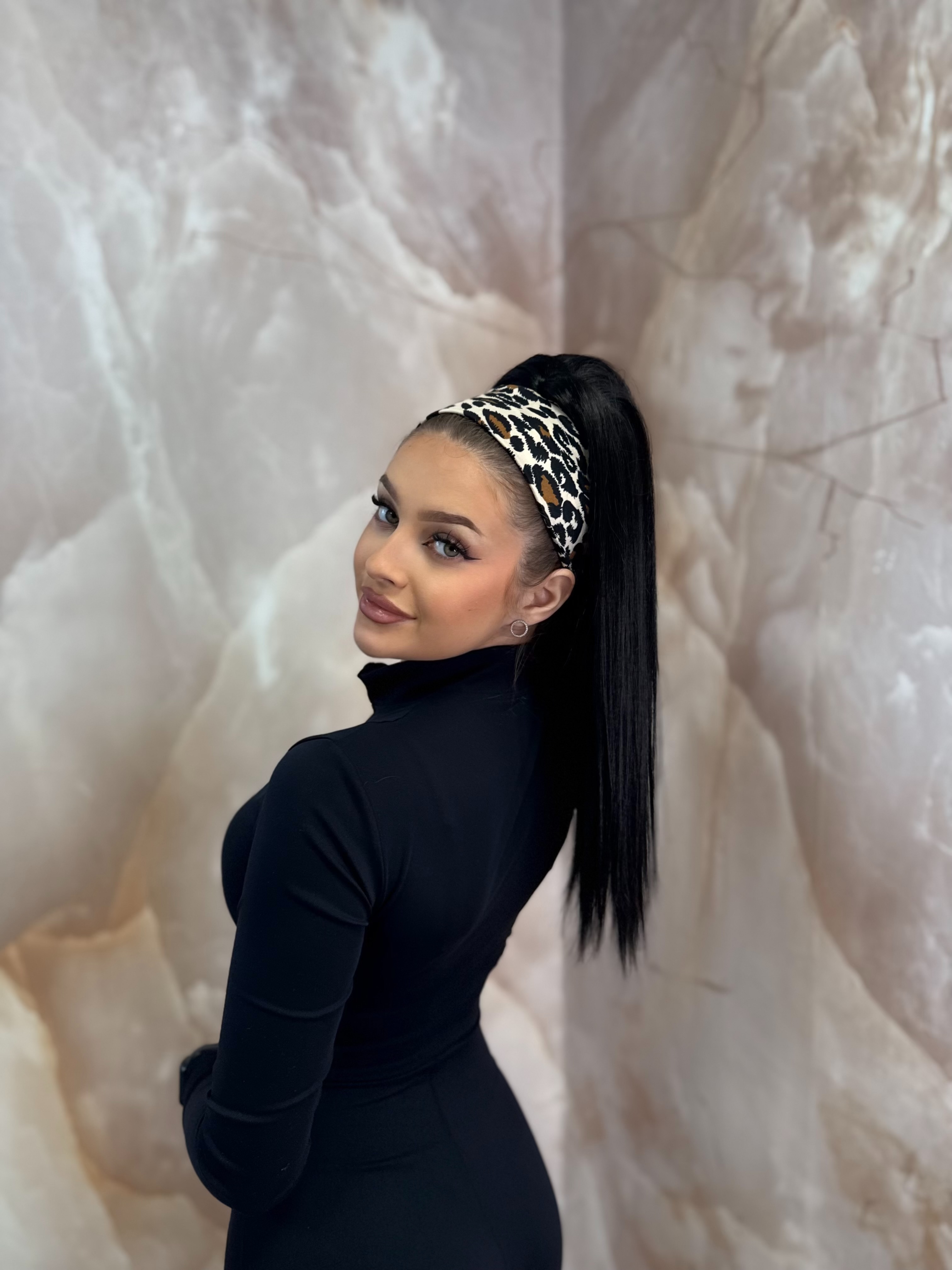 Kucyk Czarny Krótki Prosty